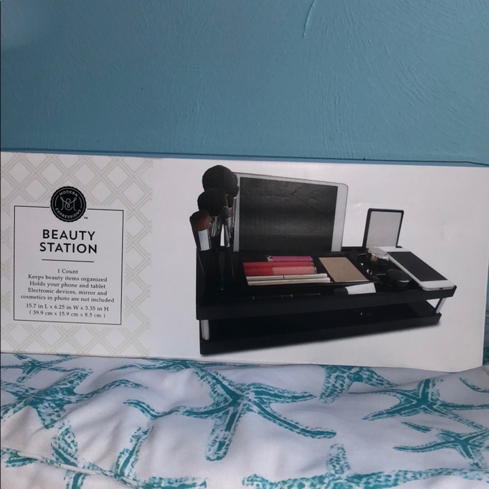 BRAND NEW beauty station